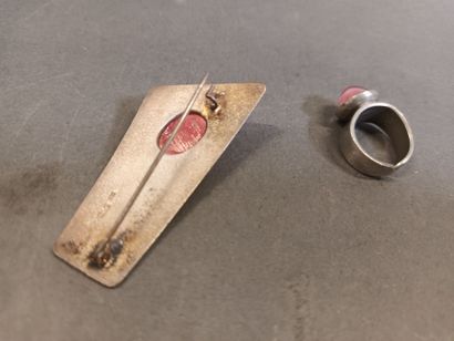 Broche en argent et bague monture en argent...