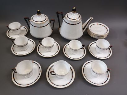 Service en porcelaine blanche, à décor de...