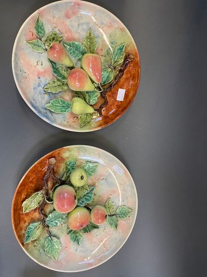 Paire de plats en barbotine à décor de pommes...