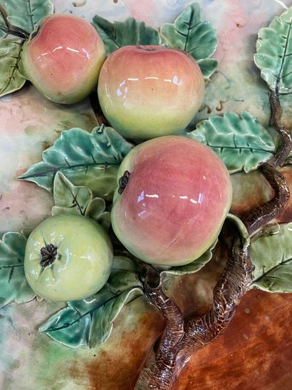 Paire de plats en barbotine à décor de pommes...