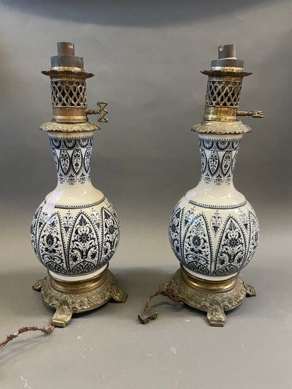Paire de lampes en faience à motif de ferronnerien...