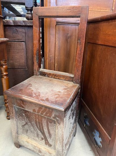 Petit meuble à hauteur d'appui ouvrant par...