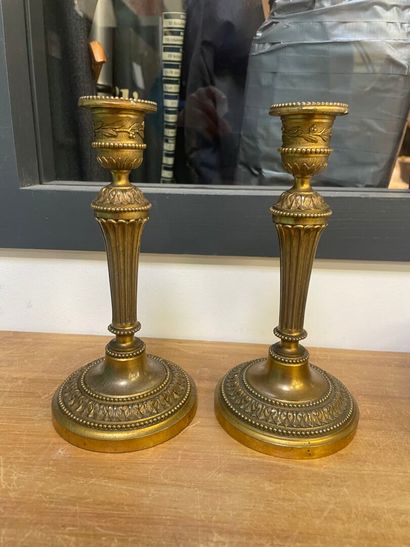 Paire de bougeoirs en bronze doré de style...