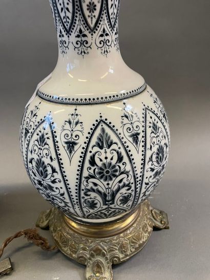 Paire de lampes en faience à motif de ferronnerien...