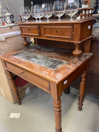 Bureau à gradin en bois tourné ouvrant par...