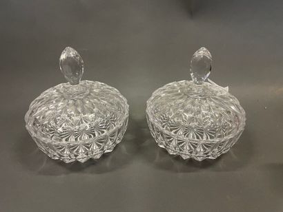 Paire de bonbonières en verre moulé, coupe...