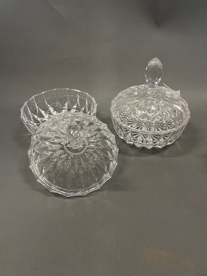 Paire de bonbonières en verre moulé, coupe...