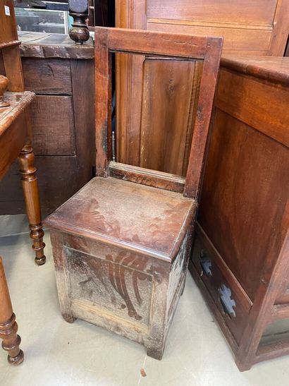 Petit meuble à hauteur d'appui ouvrant par...
