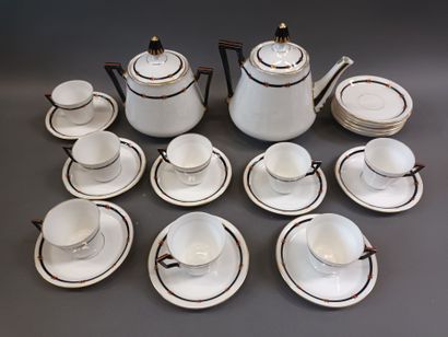 Service en porcelaine blanche, à décor de...
