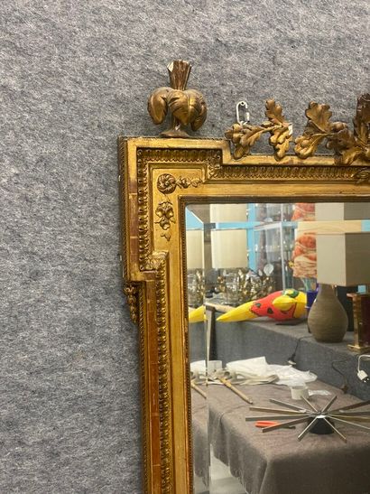 Miroir en bois et stuc doré surmonté d'une...