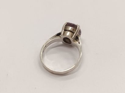 Bague en argent griffée d'une améthyste,

TDD...