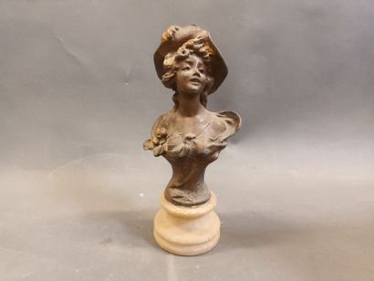 Petit buste en régule,
Elégante au chapeau,
Socle...