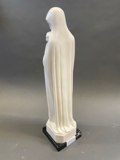 Vierge en plâtre patiné blanc et socle en...