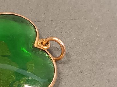 Pendentif en forme de coeur en verre contenant...