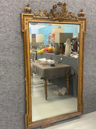 Miroir en bois et stuc doré surmonté d'une...