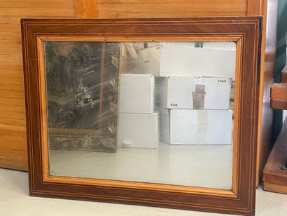 Petit miroir en pitchpin de forme rectangulaire
46...