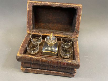 Reliures XVIII , Cave à liqueur réalisée...