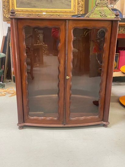 Vitrine en acajou et placage d'acajou ouvrant...