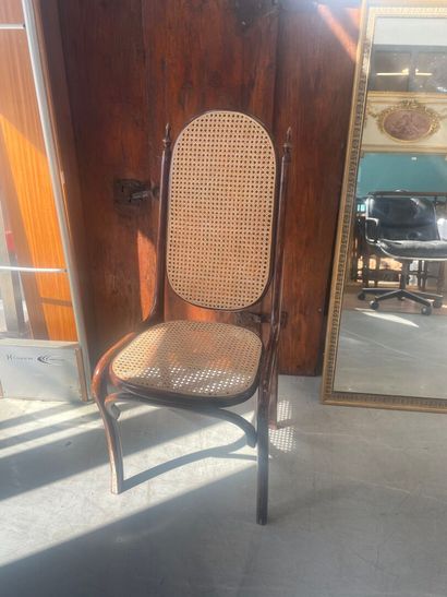 Chaise cannée en bois courbé dans le goût...