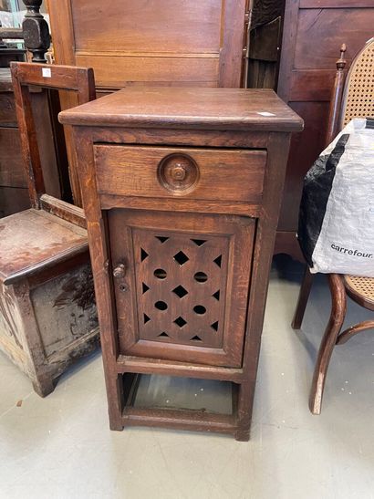 Petit meuble à hauteur d'appui ouvrant par...