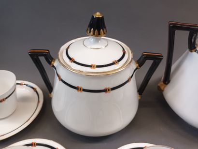 Service en porcelaine blanche, à décor de...