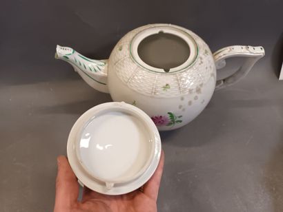 Importante théïère en porcelaine blanche...