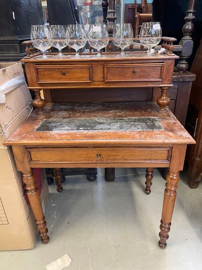 Bureau à gradin en bois tourné ouvrant par...