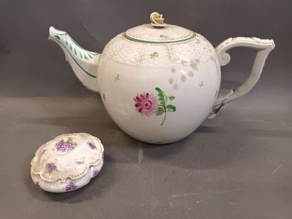 Importante théïère en porcelaine blanche...