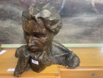Buste de femme en plâtre patiné 
H : 34 L...
