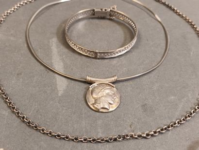 Lot de bijoux en argent, comprenant : un...