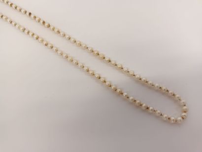Collier composé d'un rang de perles de culture...