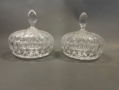 Paire de bonbonières en verre moulé, coupe...