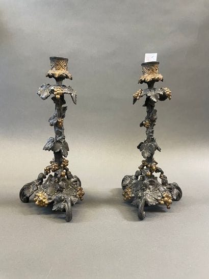 Paire de bougeoirs en régule à décor de pampres
H...