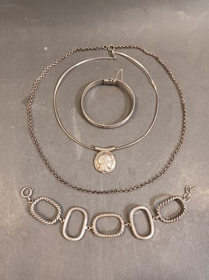 Lot de bijoux en argent, comprenant : un...