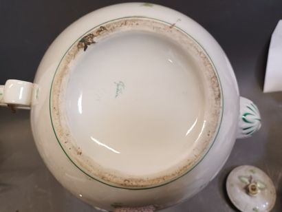Importante théïère en porcelaine blanche...