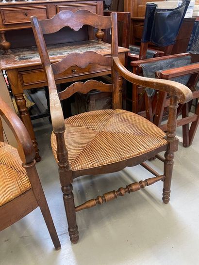 Paire de fauteuils en bois assise paillé...