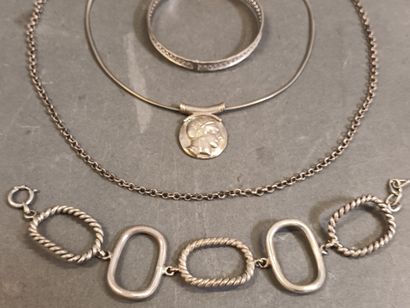 Lot de bijoux en argent, comprenant : un...