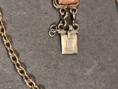 Bracelet à monture en argent et camées coquille...