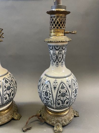 Paire de lampes en faience à motif de ferronnerien...