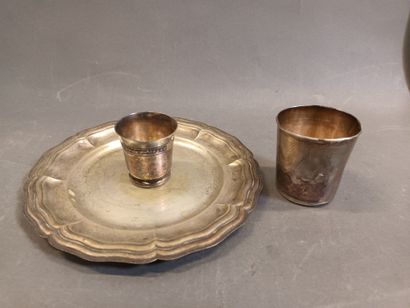 Une timbale ancienne en argent Minerve,
Pds...