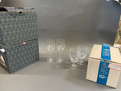 Onze verres en cristal signés sur le pied...