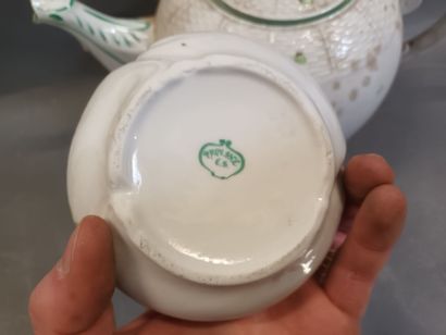 Importante théïère en porcelaine blanche...