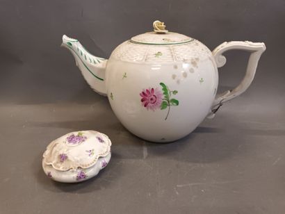 Importante théïère en porcelaine blanche...