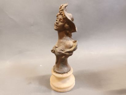 Petit buste en régule,
Elégante au chapeau,
Socle...