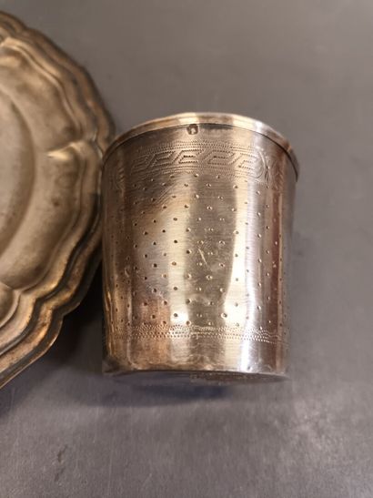 Une timbale ancienne en argent Minerve,
Pds...