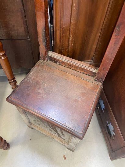 Petit meuble à hauteur d'appui ouvrant par...