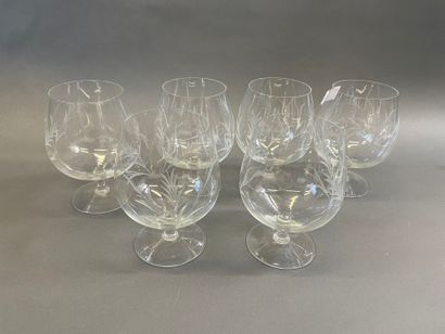Six verres à cognac en cristal gravé 
Joint...