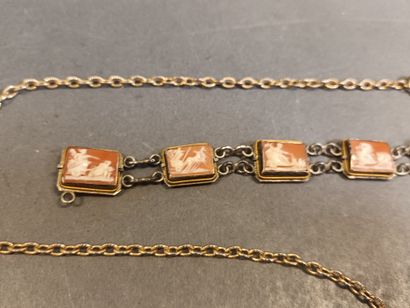 Bracelet à monture en argent et camées coquille...