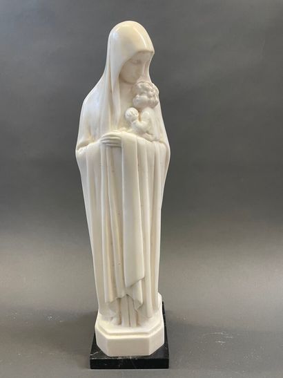 Vierge en plâtre patiné blanc et socle en...