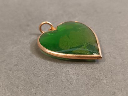Pendentif en forme de coeur en verre contenant...